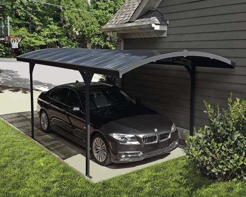 Auto geparkeerd onder een carport bij het huis
