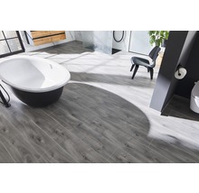 Moderne badkamer met vrijstaand bad en houten vloertegels.