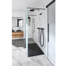 Moderne badkamer met inloopdouche, wastafel en spiegel