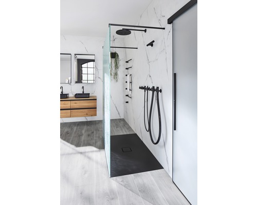 Moderne badkamer met inloopdouche, wastafel en spiegel