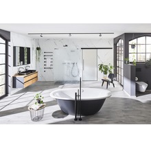Lichte badkamer met vrijstaand bad, wastafelmeubel met twee wastafels, douche en toilet