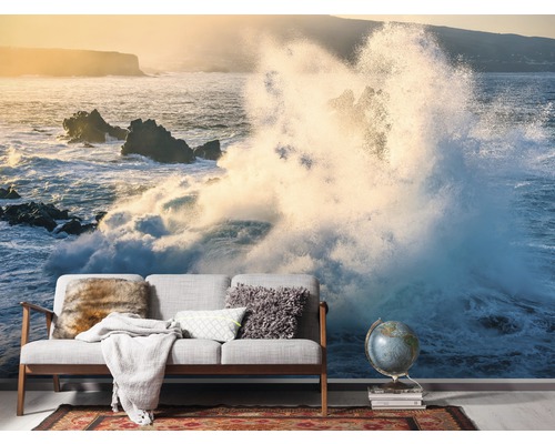 Woonkamer met fotobehang dat een stormachtige zee voorstelt