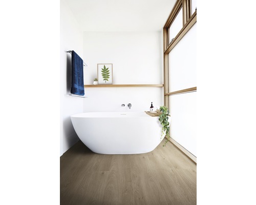 Lichte badkamer met vrijstaand bad, houten plank en houten vloer