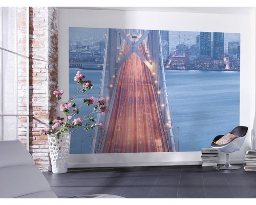 Woonkamer met fotobehang van een brug bij nacht