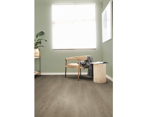 Lichte kamer met houten vloer, stoel en raam