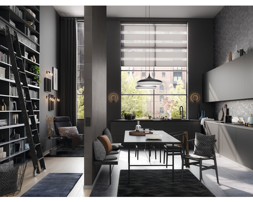 Woonkamer met boekenkast, zithoek en kitchenette met eettafel