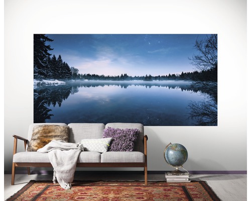 Wanddecoratie met zeegezicht boven een bank in een woonkamer