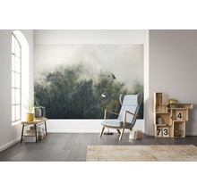 Woonkamer met fotobehang, fauteuil, staande lamp en houten rek