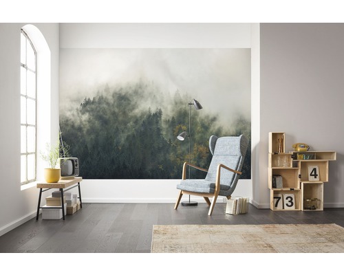 Woonkamer met fotobehang, fauteuil, staande lamp en houten rek