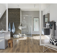 Lichte badkamer met douche, wastafel, spiegel en houten vloer
