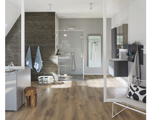 Lichte badkamer met douche, wastafel, spiegel en houten vloer