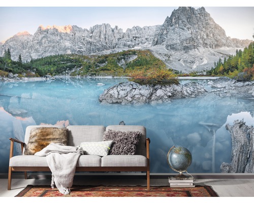 Fotobehang met bergmeermotief achter bank en wereldbol