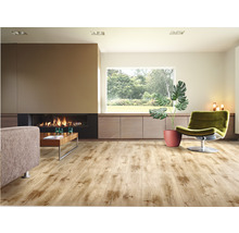 Lichte woonkamer met laminaatvloer in houtlook, open haard en fauteuil