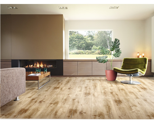 Lichte woonkamer met laminaatvloer in houtlook, open haard en fauteuil