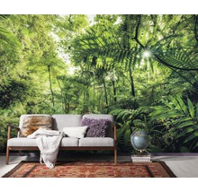 Woonkamer met jungle fotobehang, bank, globe en tapijt voor een tropische sfeer