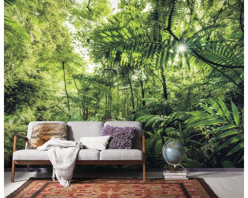 Woonkamer met jungle fotobehang, bank, globe en tapijt voor een tropische sfeer