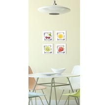 Eetkamer met eettafel, stoelen en wanddecoratie met fruitmotieven