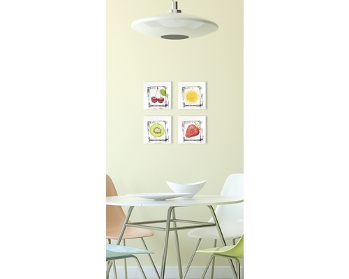 Eetkamer met eettafel, stoelen en wanddecoratie met fruitmotieven
