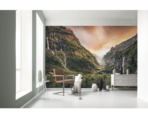 Lichte kamer met fotobehang van een groene berg met watervallen