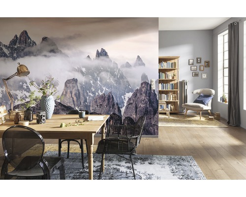 Woonkamer met fotobehang berglandschap, eettafel en boekenkast