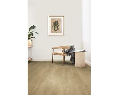 Interieur met een lichte houten vloer, stoel en decoratie