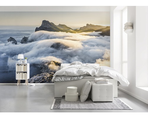 Slaapkamer met fotobehang berglandschap in de mist