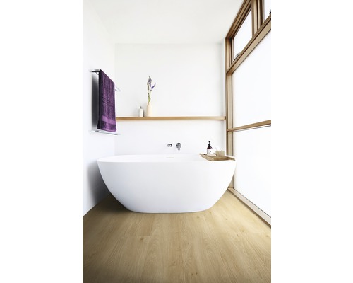 Lichte badkamer met vrijstaand bad, houten plank en houten vloer
