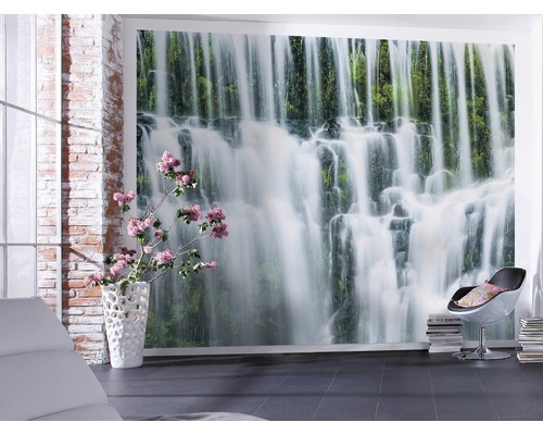 Kamer met fotobehang waterval, stoel en decoratie
