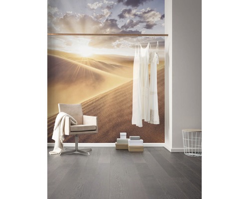 Lichte kamer met woestijnbehang, stoel en houten vloer
