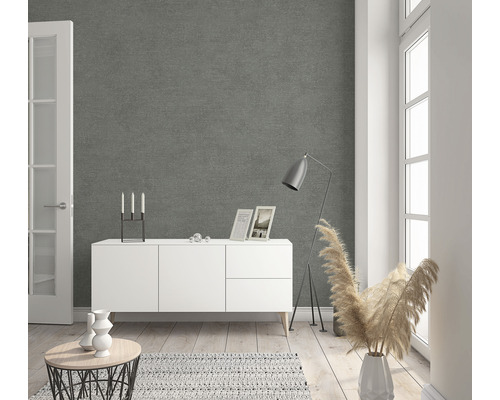 Woonkamer met grijs structuurbehang, wit dressoir en decoratieve elementen