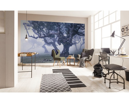 Lichte woonkamer met fotobehang, tafelvoetbal, fauteuils en bureau