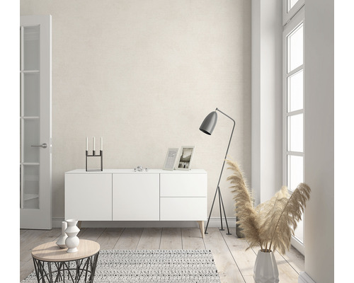Moderne woonkamer met dressoir, staande lamp en decoratieve elementen