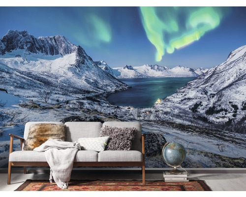 Behang met berglandschap, meer en poollicht achter een bank