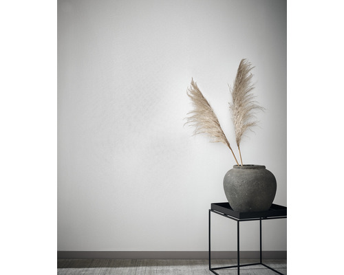 Decoratieve veren in een stenen vaas op een bijzettafel