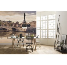 Woonkamer met fotobehang, eettafel en stoelen