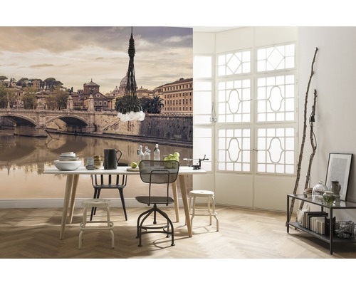 Woonkamer met fotobehang, eettafel en stoelen