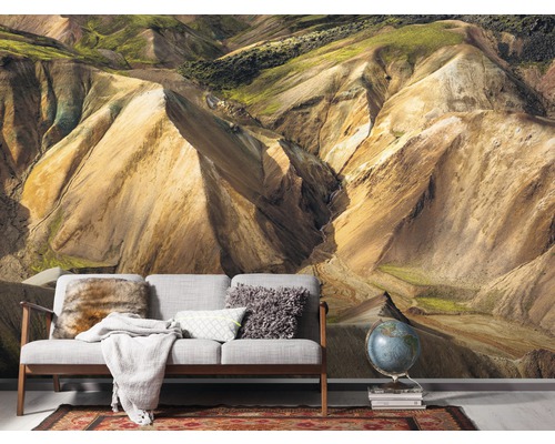 Fotobehang met berglandschap achter een woonkamer met bank