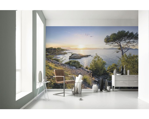 Lichte kamer met foto van een kustlandschap bij zonsondergang
