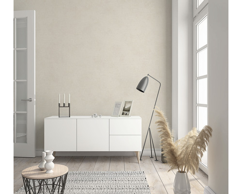 Woonkamer met witte meubels, staande lamp en decoratie