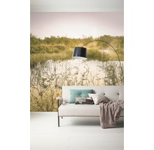 Woonkamer met bank, lamp en fotobehang met landschapsmotief