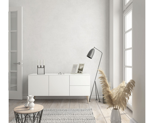 Lichte ruimte met dressoir, staande lamp en decoratieve elementen voor een vriendelijke sfeer