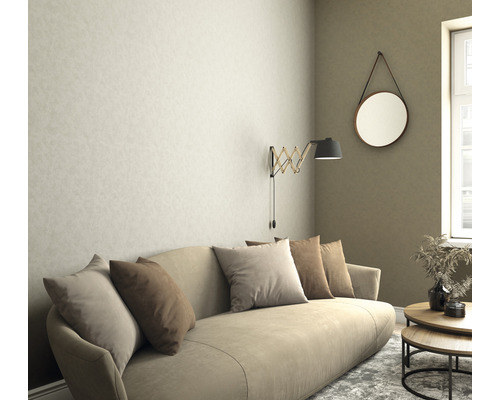 Woonkamer met behang, bank, lamp en spiegel