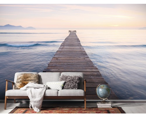 Decoratieve muurschildering met een steiger over de zee in een woonkamer