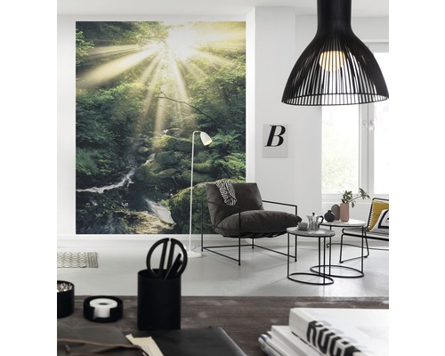 Woonkamer met bosbehang, fauteuil, lamp en bijzettafels in een lichte ambiance
