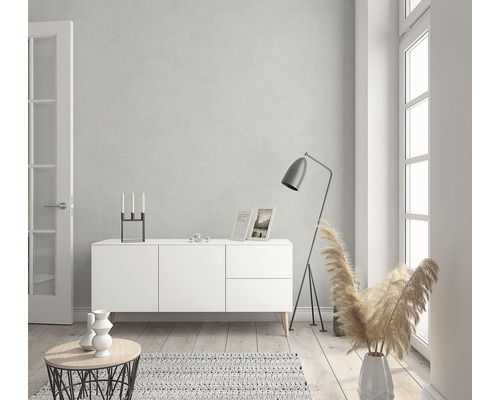 Woonkamer met wit dressoir, vloerlamp en decoratie