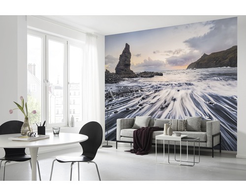 Woonkamer met fotobehang van een kustlandschap met rotsen en zee