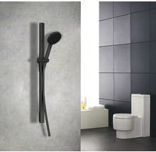 Moderne badkamer met zwarte douchestang en wit toilet