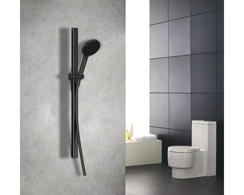 Moderne badkamer met zwarte douchestang en wit toilet