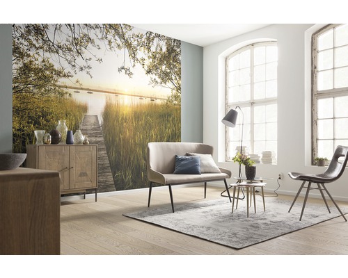 Lichte woonkamer met fotobehang, bank en houten meubelen
