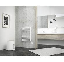 Moderne badkamer met radiator, wastafel en spiegel